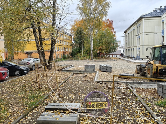 Возле 6 поликлиники, ранее (летом) спилили 8 здоровых де?...