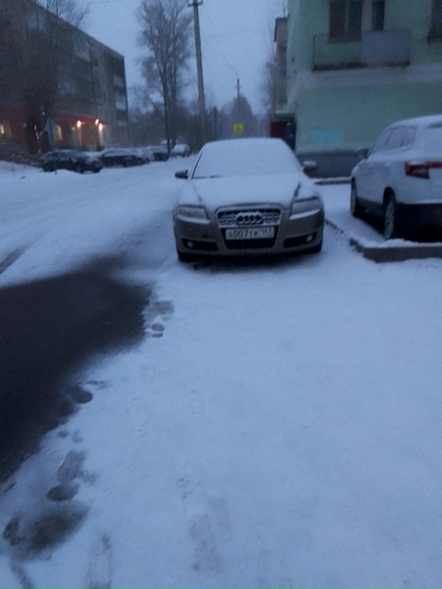 Парковка рядом ! Зачем на тротуаре машину ставить???