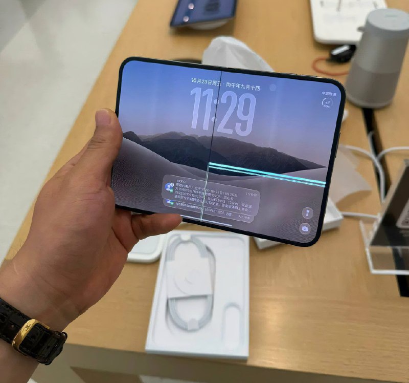 У нового iPhone Duo экран умирает в одном и том же месте — на сгибе
За складным айфоном собрались о