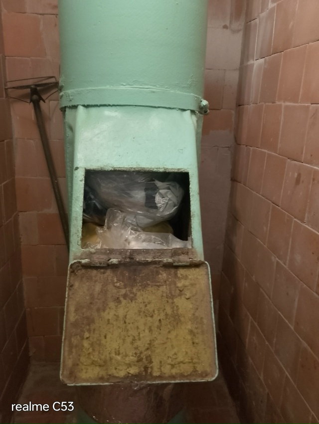 С Лесного бульвара 14 убрали мусорку, мусоропровод ,не ч...