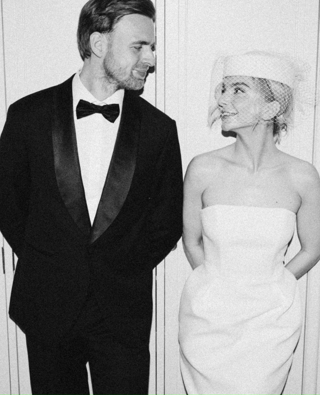 Элегантный образ невесты 👰
А эта шляпка – настоящая ?...