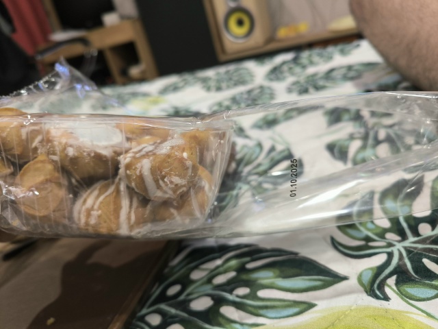 Утро начинается с хорошего кофе и профитроли с плесень...