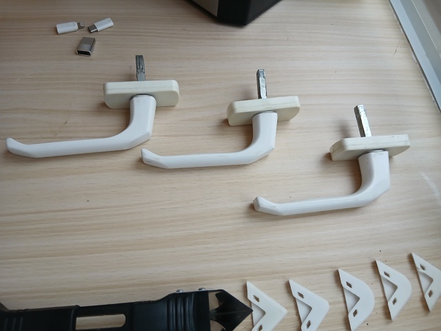 Может надо кому....
Скребок с насадками для нанесения и ?...