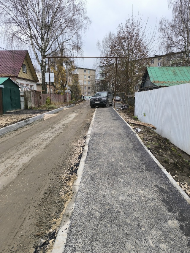 Вчера положили новый тротуар и вот вам пожалуйста, я ко...
