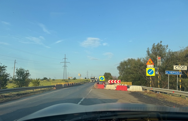 Этот мосток когда-нибудь уже починят? За те годы, что он...
