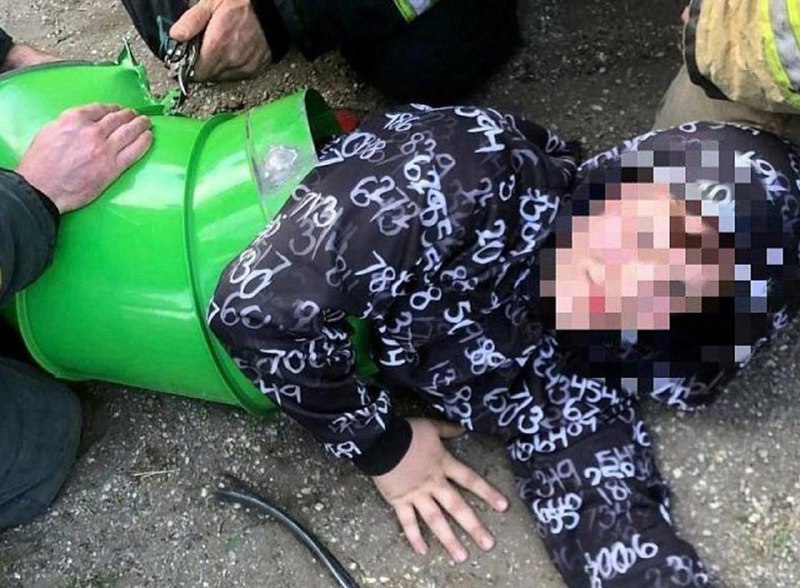 В Челябинске пацан застрял в трубе на детской площадке.
12-летний школотрон залез в узкую трубу по