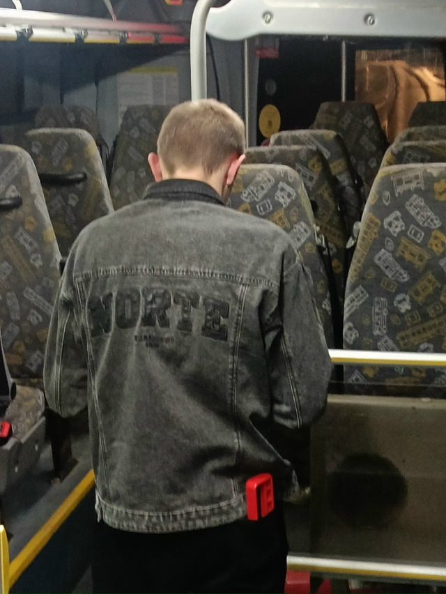 10 октября подросток украл из автобуса №30 аварийный мо?...