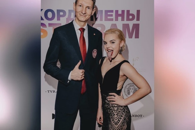 Самый длинный язык в России у Юсуповой Радмилы Маратов...