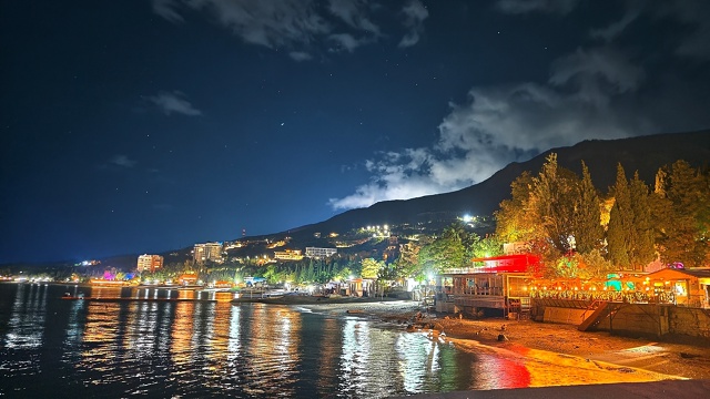 Ночной Гурзуф это просто волшебство! ✨🌃
С моря он выг?...