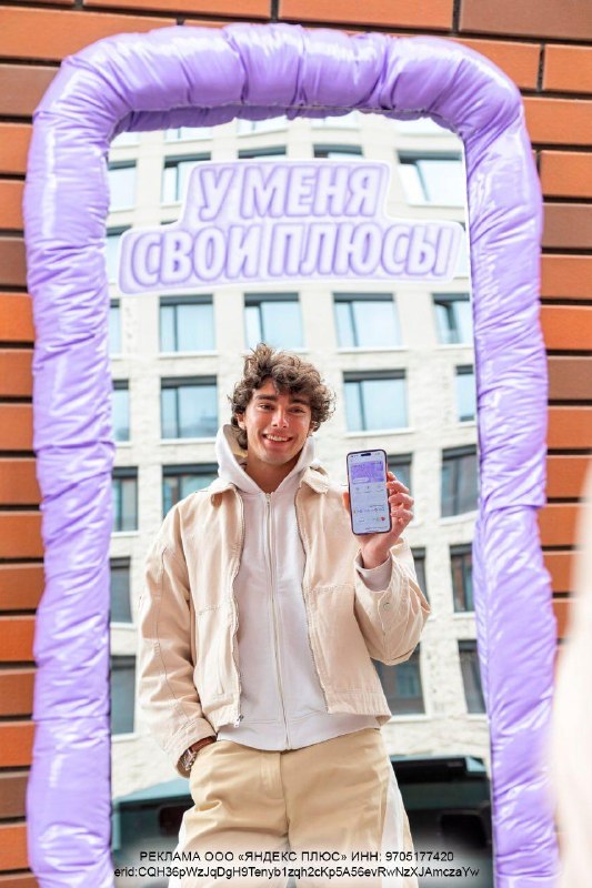 Девочки, как же ему идёт…
Петр Карпов идеально сочетает бежевые брюки, кропнутую куртку, белую зипк