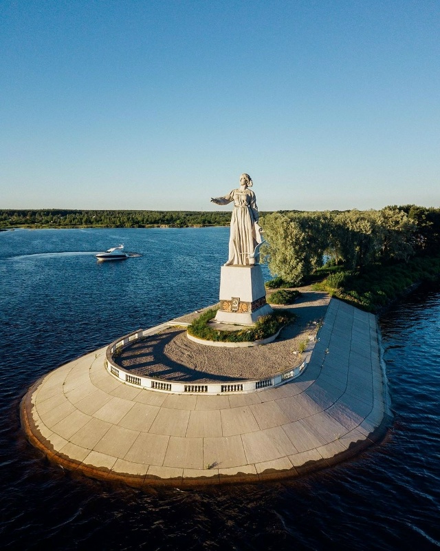 Монумент располагается на песчаной косе Рыбинской ГЭС...