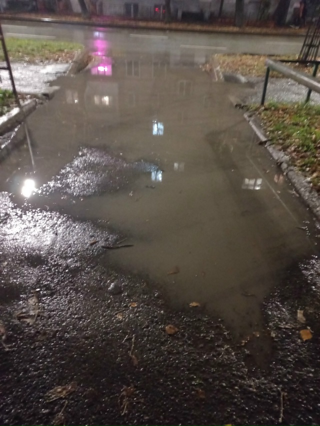 Вот такая красота на ул.Луначарского на въезде во двор ...