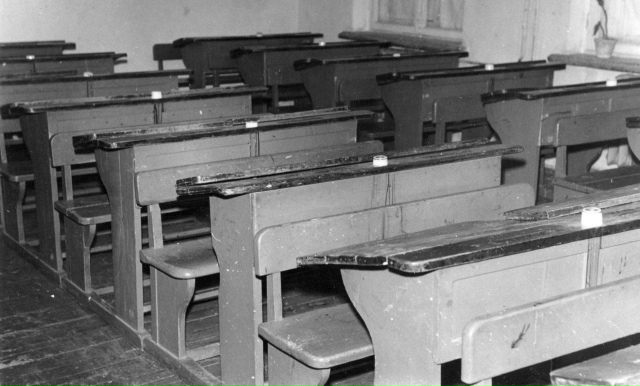 Друзья, кто успел за такими партами посидеть? В какие г?...