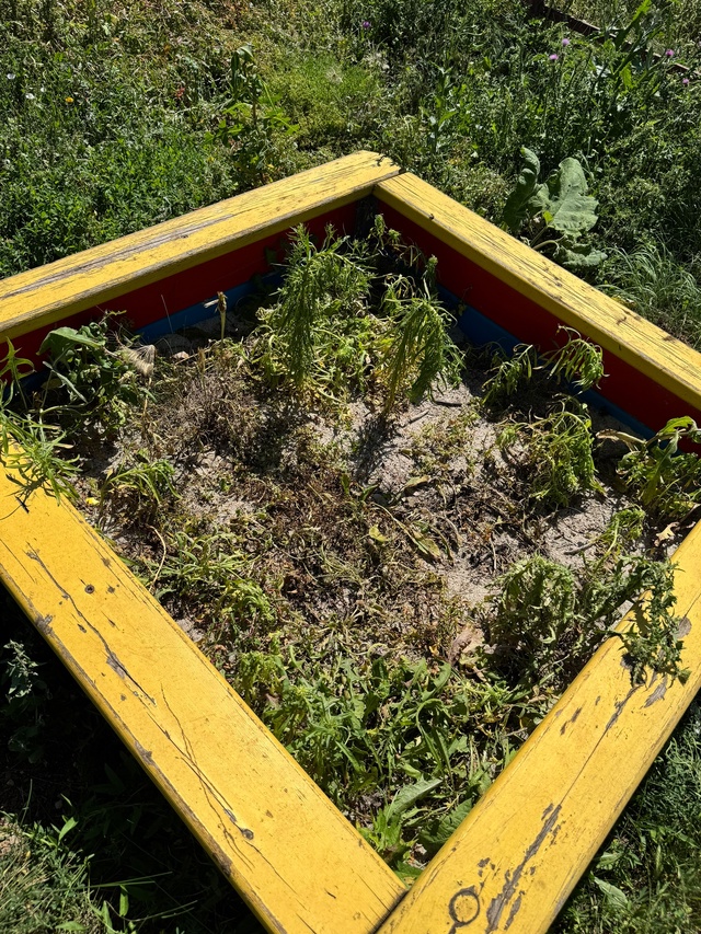 Отвратительное состояние детской площадки в поселке М...