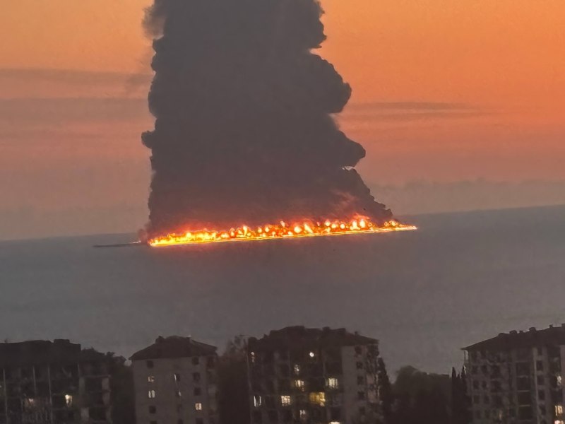 Недалеко от Сочи вспыхнул крупный пожар на танкере — над морем поднялся огромный столб дыма, который