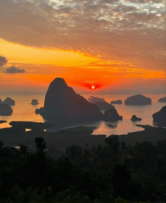 🌍 Рассвет над бухтой Пханг Нга — это спектакль, котор?...