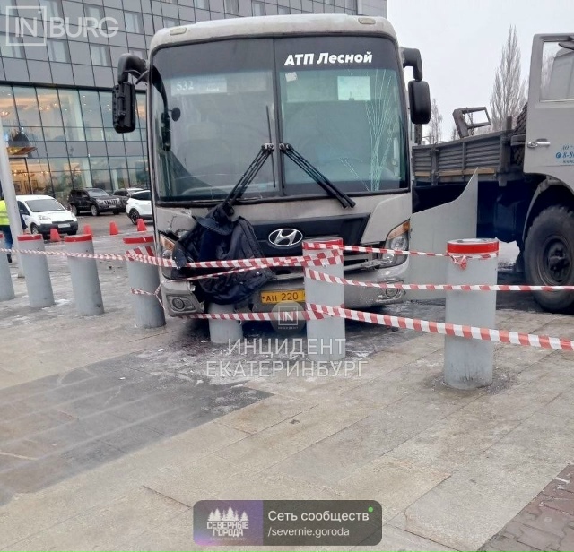 Возле аэропорта Кольцово автобус «Лесной—Кольцово» в...