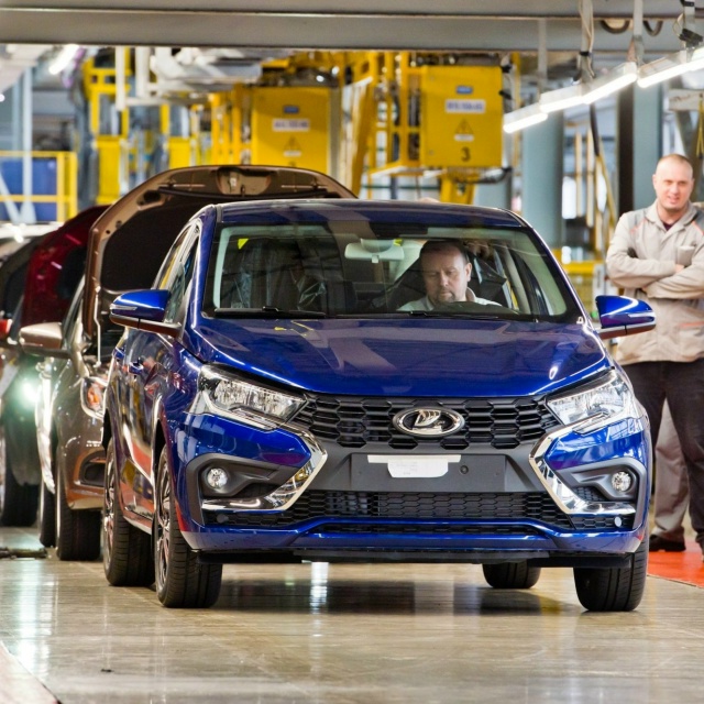 Продажи крупнейшего автоконцерна страны за год сократ...