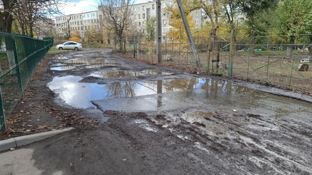 Это просто ужас !
Кв.60лет 6 школа . Сделали асфальт толь?...