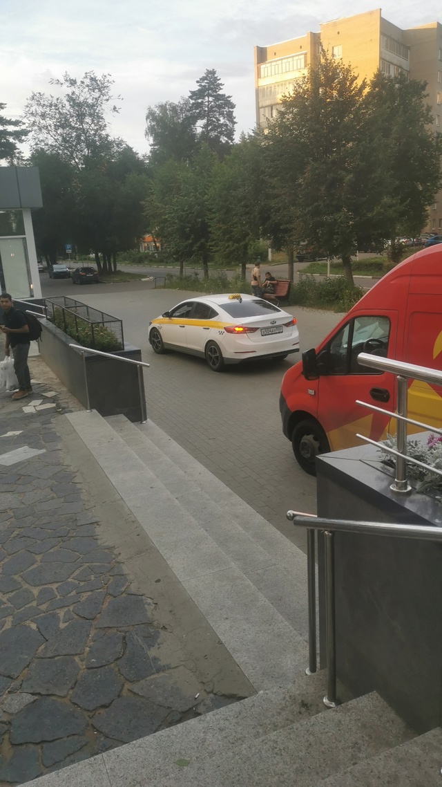 Почему машины стоят на пешеходной зоне у ТЦ 
