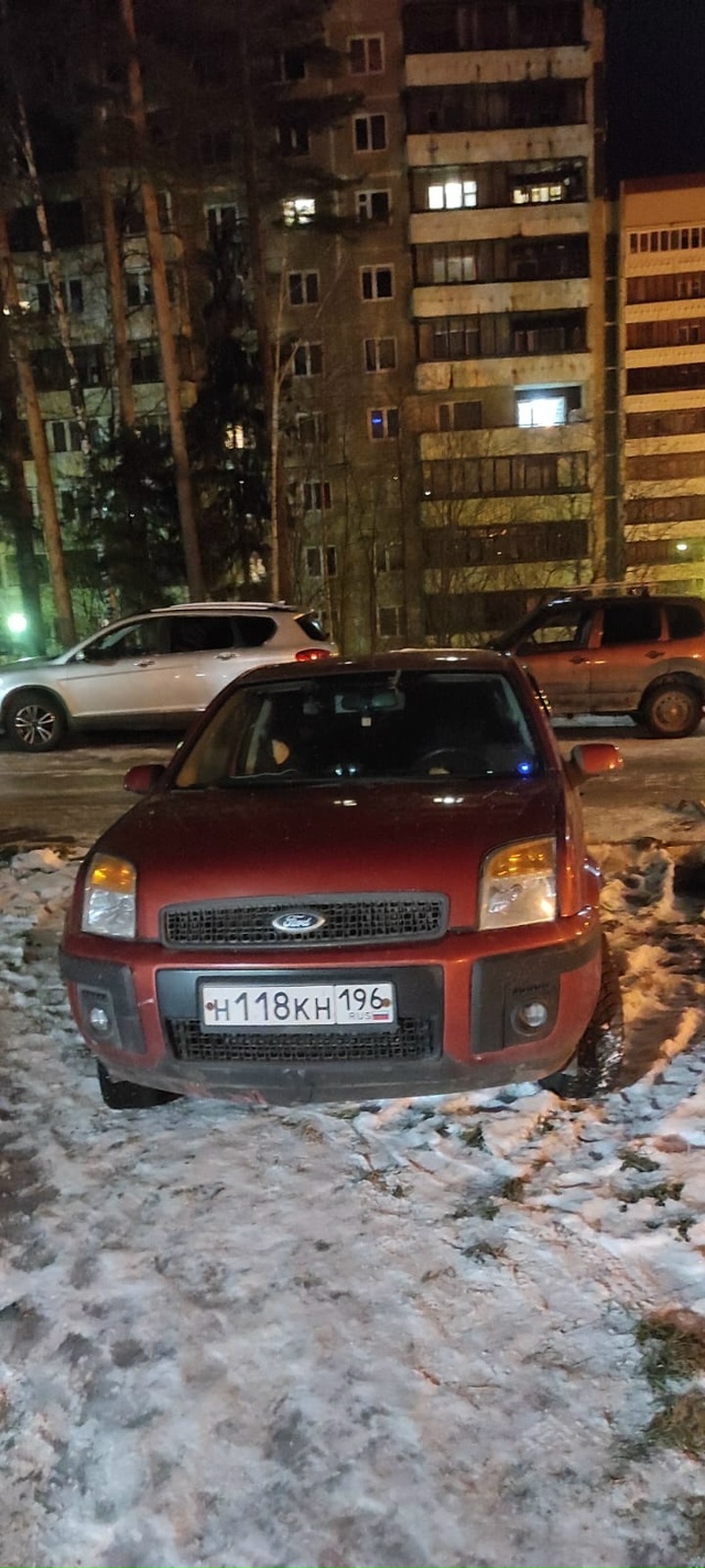 На побелевшей от снега траве, в нарушение всех правил, ?...