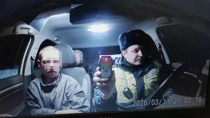 Пьяного зумера за рулем поймали в Тюменской области.
«Показания алкотестера составили 0,52 мг алко