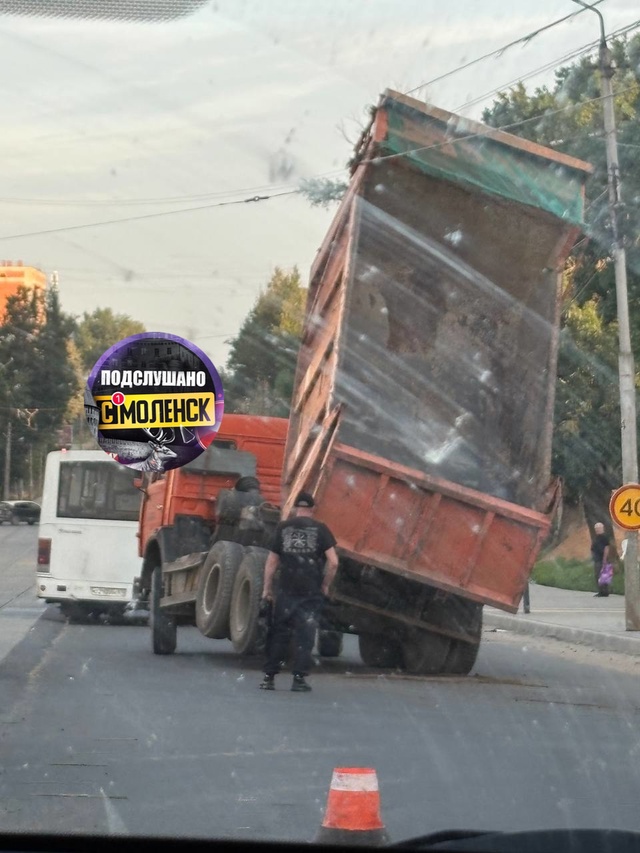 ‼На улице Тенишевой камаз зацепился за провода, сообщ?...