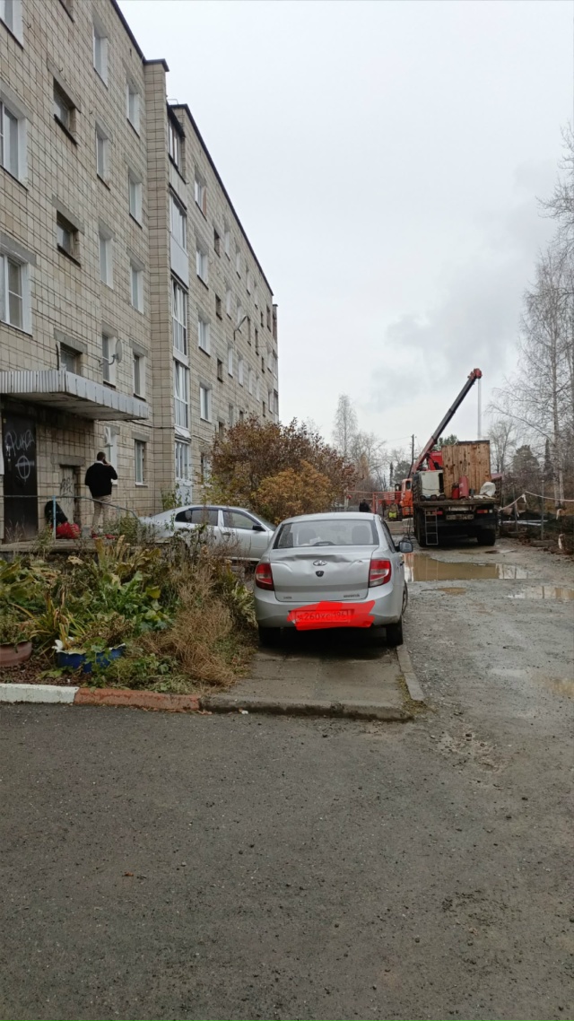 Декабристов, 25!
Мало того, что к подъездам с той сторон?...