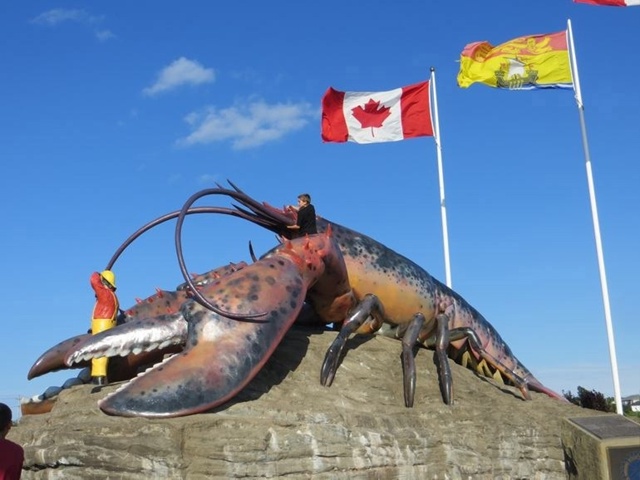 Самая большая скульптура омара!
Огромный и ужасающий ?...