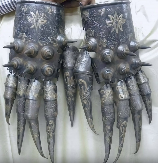 Это боевые перчатка средневекового война из Ирана.