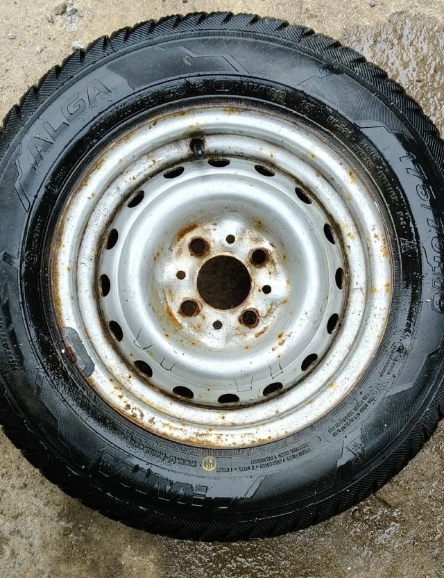 Продам зимнюю резину на 175/70r13 с дисками новая использо...