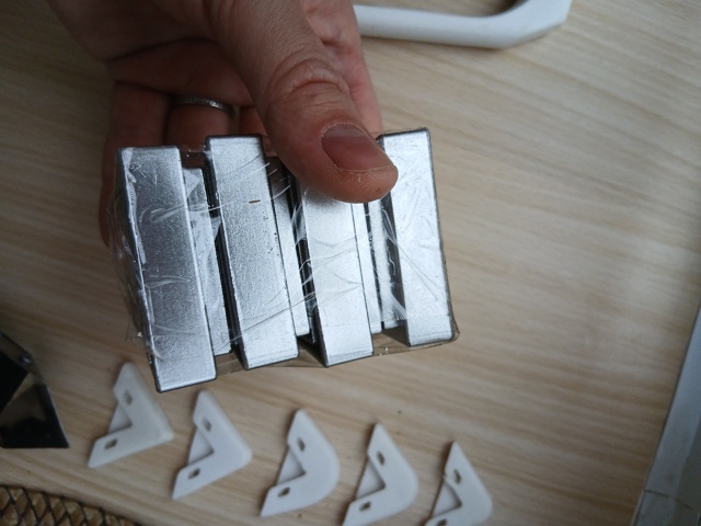 Может надо кому....
Скребок с насадками для нанесения и ?...