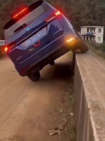 Когда на узком участке дороги встречаются две машины, ?...