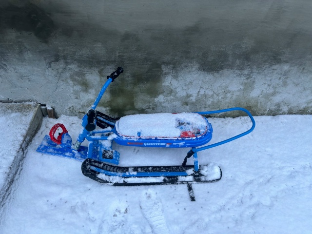 На Гайдара 2 возле первого подъезда оставлен снегокат .