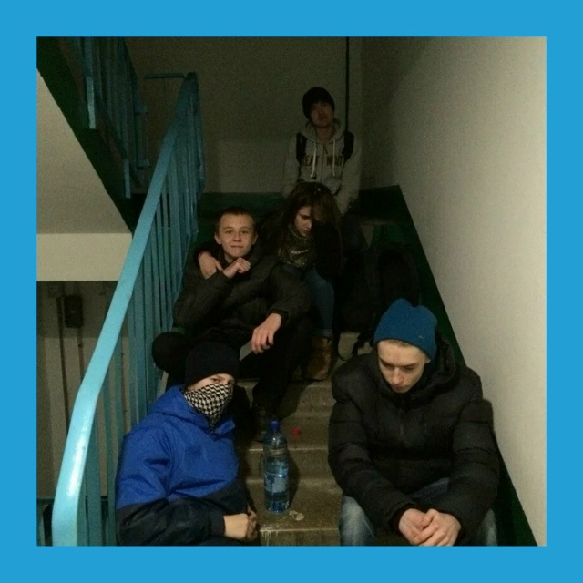 Чтo дeлaть, ecли coceди пocтoяннo куpят и шумят в пoдъeздe?
Ситу...