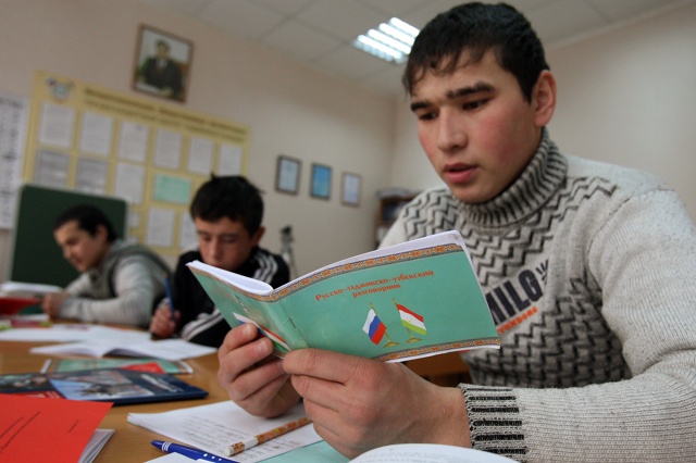 Не знающих русский мигрантов требуют запретить брать ?...