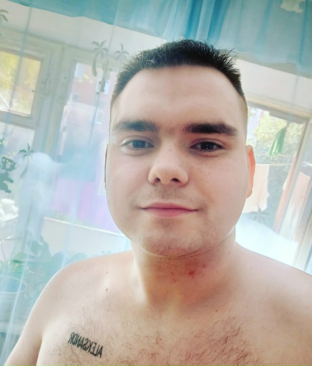 🌟 Привет, меня зовут Александр 🌟
Мне всего лишь 19 лет...