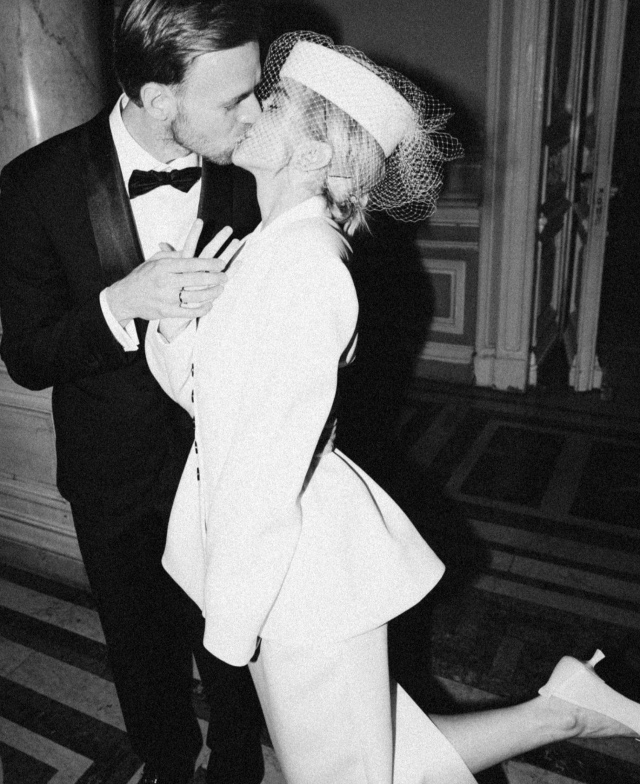 Элегантный образ невесты 👰
А эта шляпка – настоящая ?...