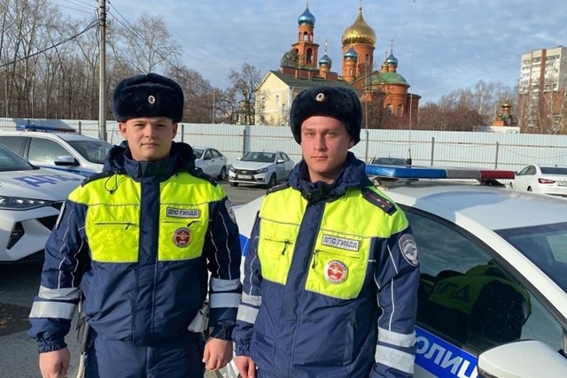 Сотрудники ДПС помогли 12-летнему мальчику с острым апп...