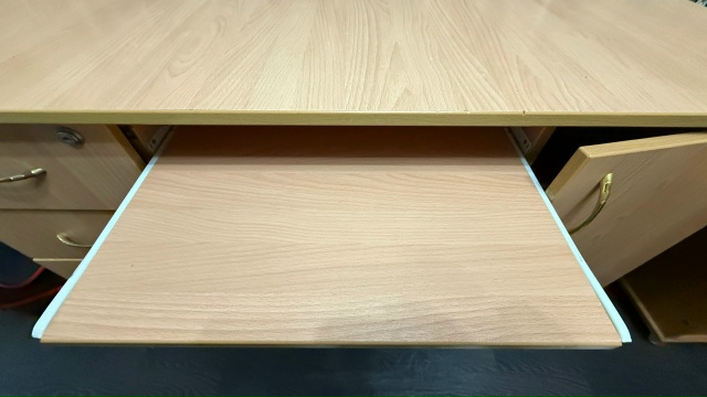 Продается Вместительный Компьютерный / Письменный Сто...