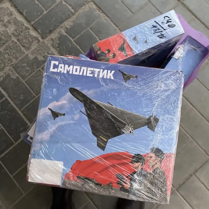 На российских маркетплейсах начали продавать игрушечные дроны-камикадзе «Герань-2»
Цена имбы — 500