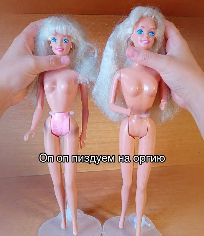 игры мальчиков: футбол, машинки, роботы, догонялки
игры девочек: