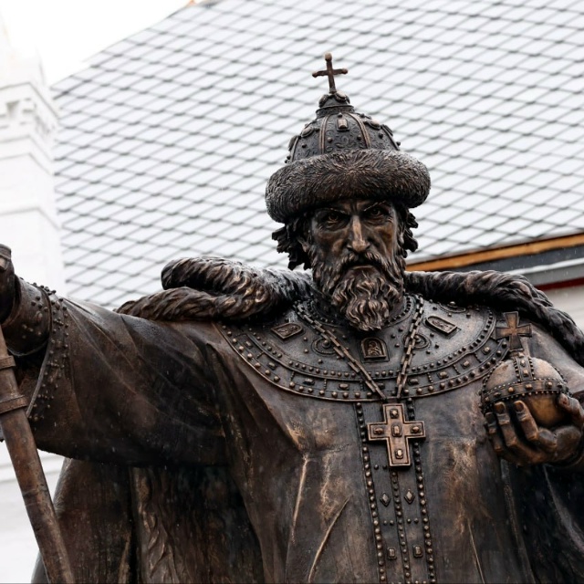 В Вологде открыли девятиметровый памятник Ивану Грозн...