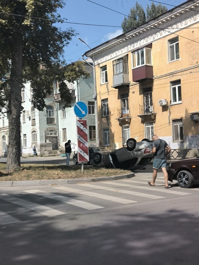 На пересечении краснодонской и физкультурной.