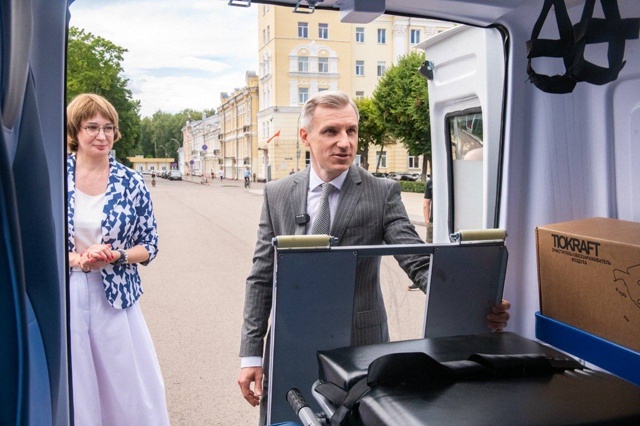👉Автомобили неотложной помощи приобрели фельдшерам ?...
