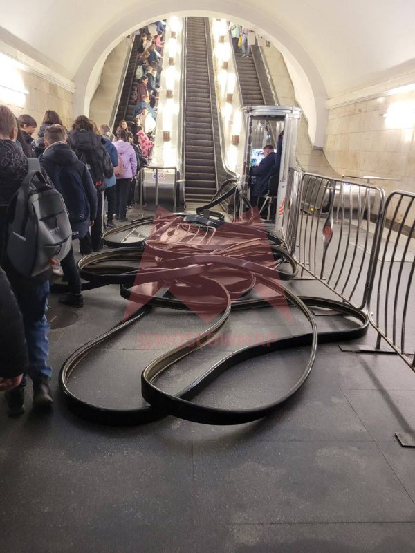😱 На Октябрьской порвались поручни на эскалаторе
↪️↩️ Сейчас специалисты метрополитена заменяют пор