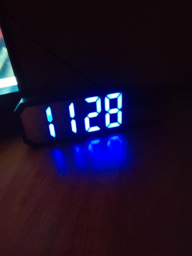 Что творится этой зимой, в комнате + 30,окно не открыть с?...