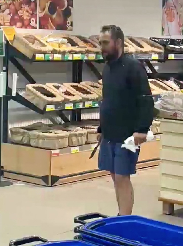 В заре какой-то мужик с ножом бегает по магазину. Вообщ?...