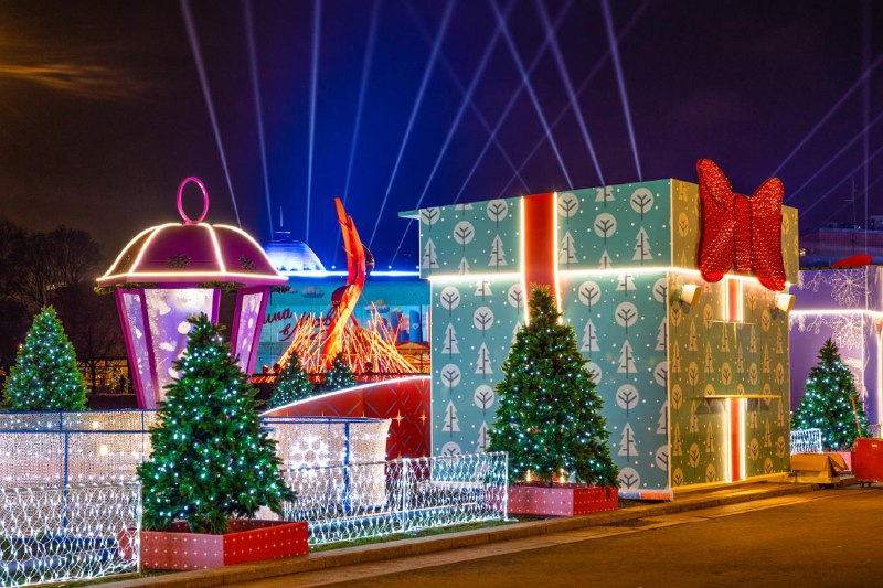 ⛄️На Воробьевых горах сегодня открылась одна из главных праздничных локаций — Дворец пионеров
Там р