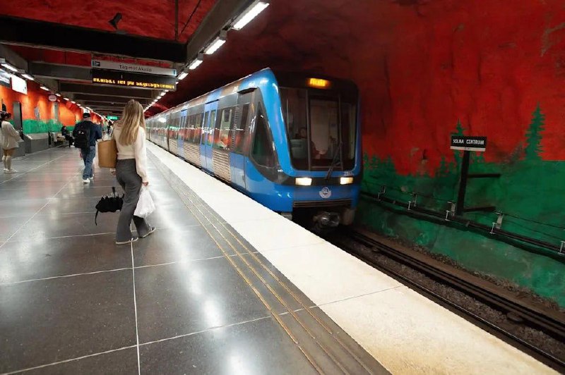 В шведском метро ИИ уже спас 39 человек от самоубийства.
В Стокгольме два года работает система, к